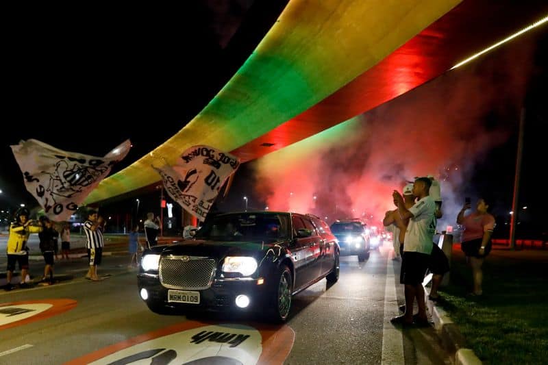 football Fans greet Pele hearse with fireworks ahead of 24-hour public wake-ayh