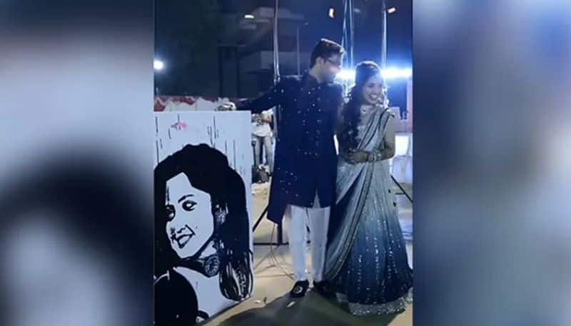 groom gives bride a surprise painting on wedding day 