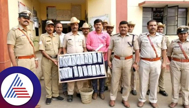 Police Found the Mobile Phones Lost by the Public at Haliyal in Uttara Kannada grg 