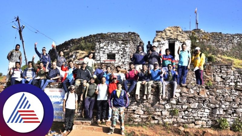 Trekking by government employees to Mullayanagiri on the occasion of the festival gow