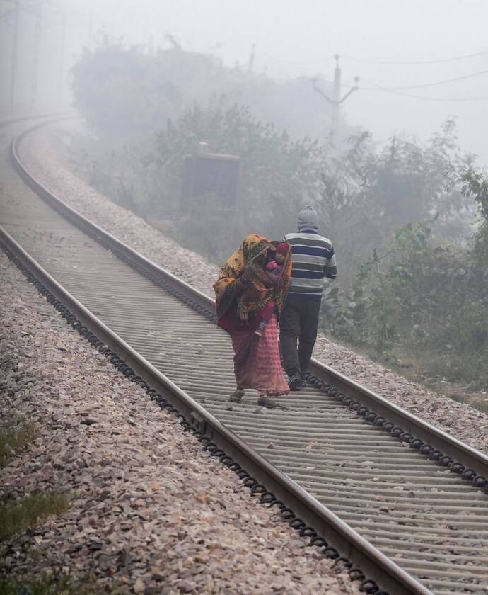 कोहरे-खराब मौसम से कुछ दूर भी नहीं देख पा रहे पायलट्स, घंटों देरी से चल रही ट्रेंनें, यहां देखिए NR की लिस्ट 