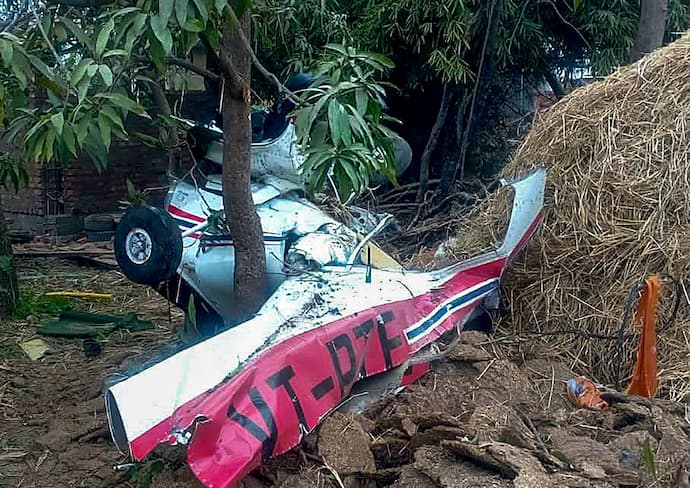 Trainer aircraft crashes