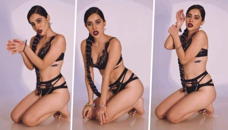 Urfi Javed SEXY Video: Actress ups the oomph level on the gram in her black bikini outfit and handcuffs vma