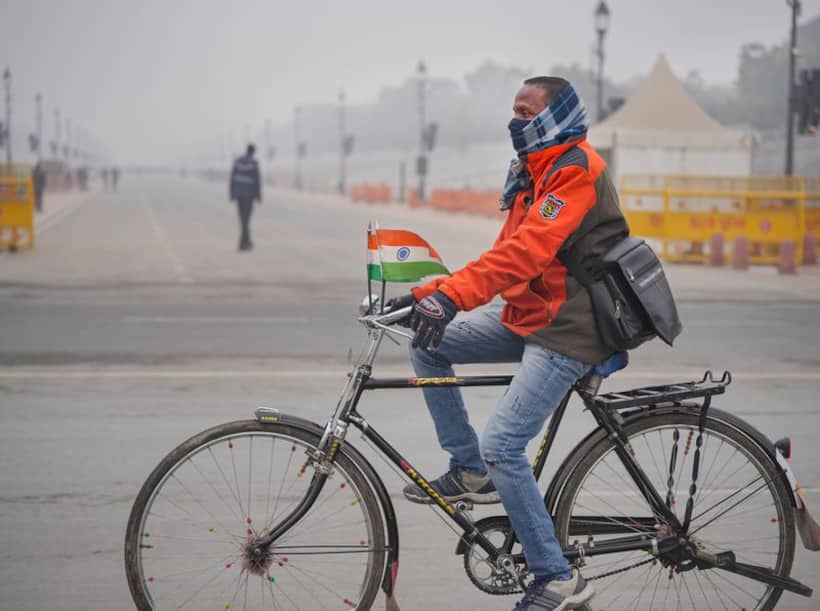 Delhi under severe cold wave, thick layer fog; flights, trains movement affected