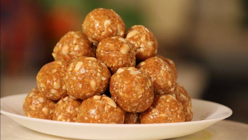 Attractiveness of Laddu in the Hubballi Market During Nagarapanchami Festival grg 