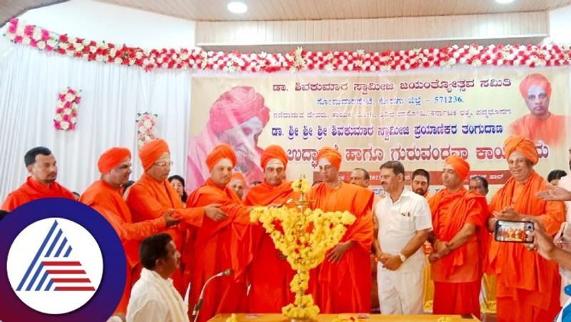 Siddalinga Mahaswamiji inaugurated Dr Shivakumara Swamiji Bus Stand At Kodagu gvd 