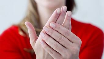 Beauty Tips: చేతులు అందవికారంగా ఉన్నాయా.. అయితే ఫ్రెంచ్ మానిక్యూర్ ట్రై చేయాల్సిందే!