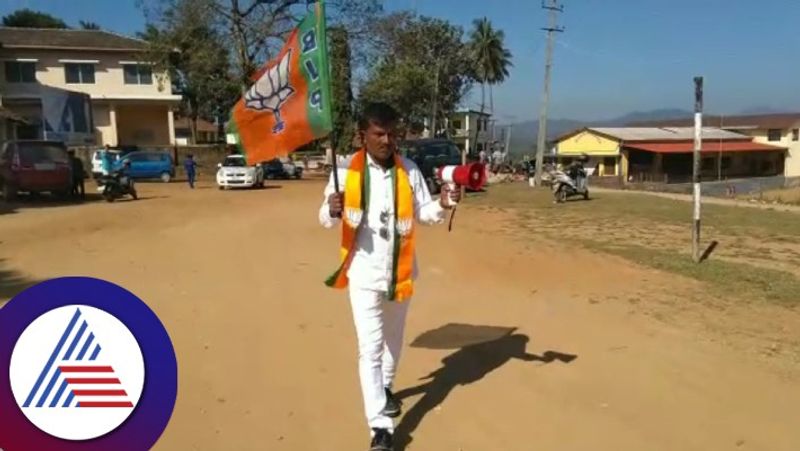 Chikkamagaluru Ashraf protest by holding a BJP flag against encroachment gow