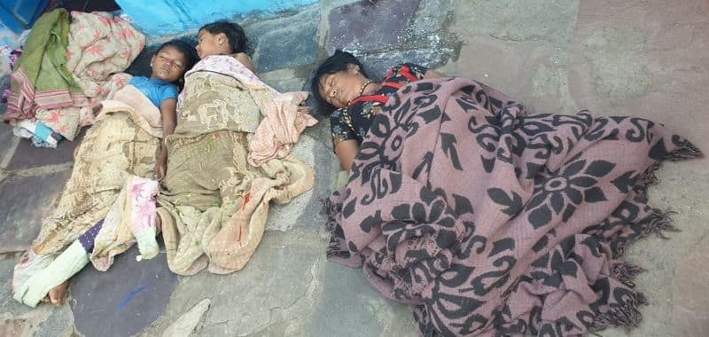 Bagalkote A mother Fed up with poverty poisoned her three daughters and surrendered to death sat