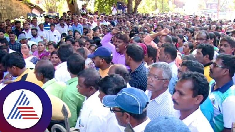 Fishermen on the streets against unscientific fishing at karwar gvd