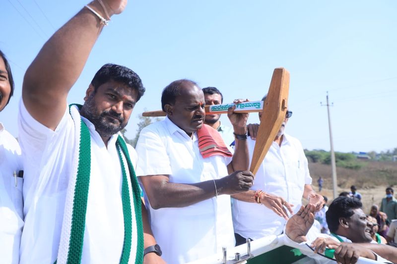 Farmers should not commit suicide for any reason I am with you says HDK rav