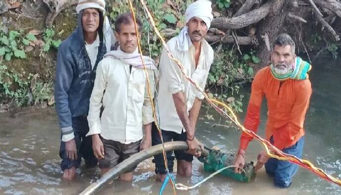   ऐसा चमत्कार पहले कभी नहीं देखा होगा! बिना बिजली चल रहा मोटर पंप, 1000 फीट तक पहुंच रहा पानी