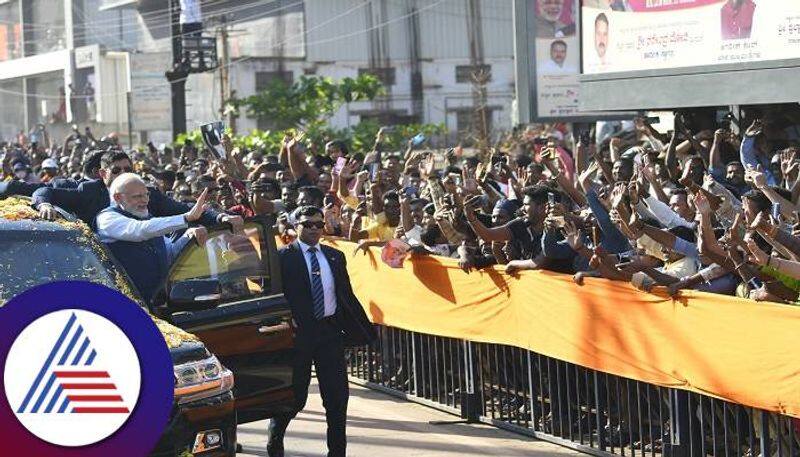 10 Year Old Boy Ran to Garland PM Narendra Modi During Road Show in Hubballi grg