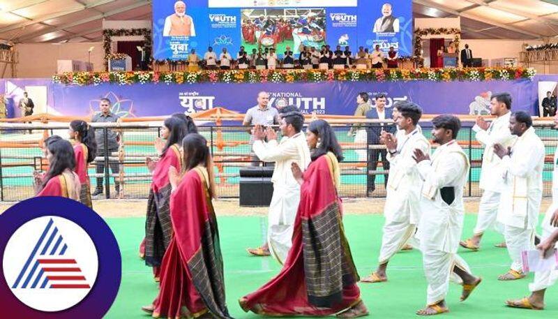 Woman Collapsed during the State Anthem at the PM Narendra Modi Program in Hubballi grg