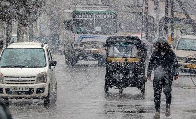 जम्मू-कश्मीर और हिमाचल में बर्फबारी, पहाड़ों ने ओढ़ ली सफेद चादर, बढ़ेगा सर्दी का सितम, देखें 10 तस्वीरें