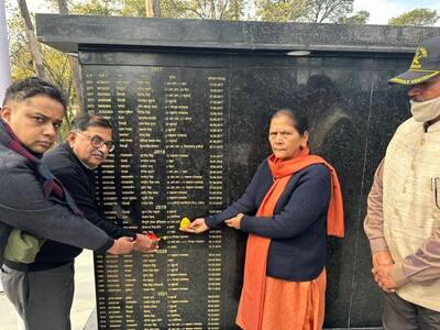 शहीद बेटों को श्रद्धांजलि देने शौर्यस्थल पहुंचे परिजन तो डबडबा गई आंखें, किसी तरह रोक पाएं आंसू