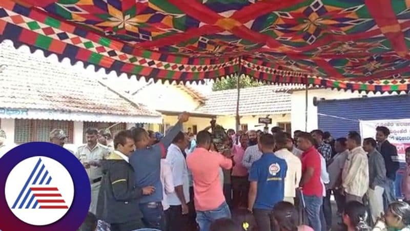 negligence of road construction by officials Maddikere villagers protest in front of chikkamagaluru DC office gow