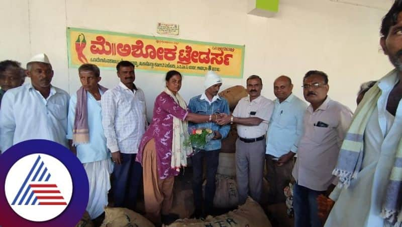 Gadag farmer gets record Rs 72,999 quintals of chilli gow