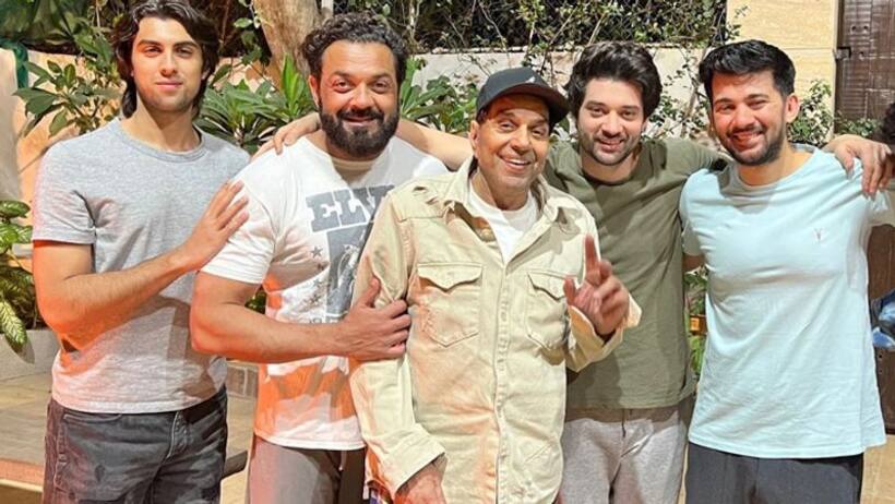 धर्मेन्द्र ने बॉबी और 3 पोतों के साथ मनाई लोहड़ी, वायरल फोटो देख लोग बोले  अपने तो अपने होते हैं