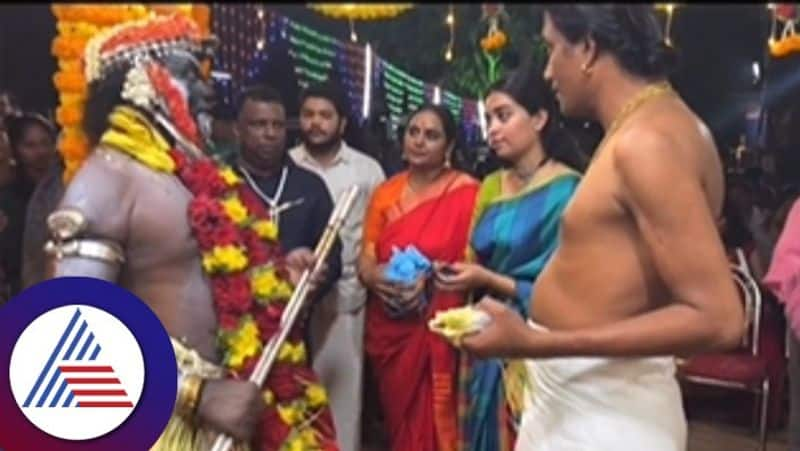 Kannada actress Shruthi Krishna offers special pooja to Daiva koragajja vcs 