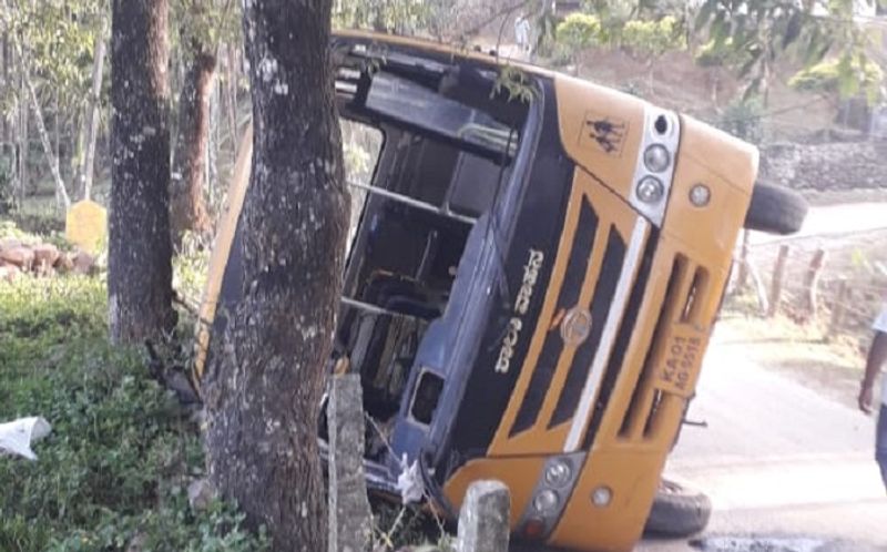 5 College Student injured in bus accident while returning from picnic near devaramane gudda mudigere Karnataka ckm