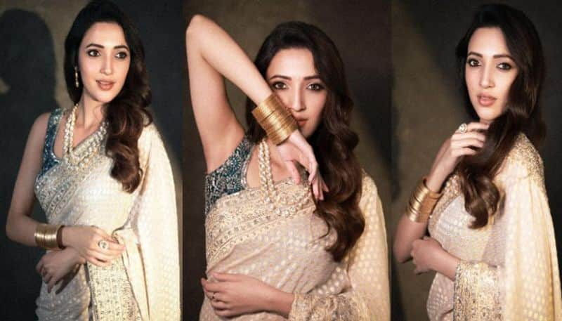 Actress Neha Shetty mesmerizing in saree wear!