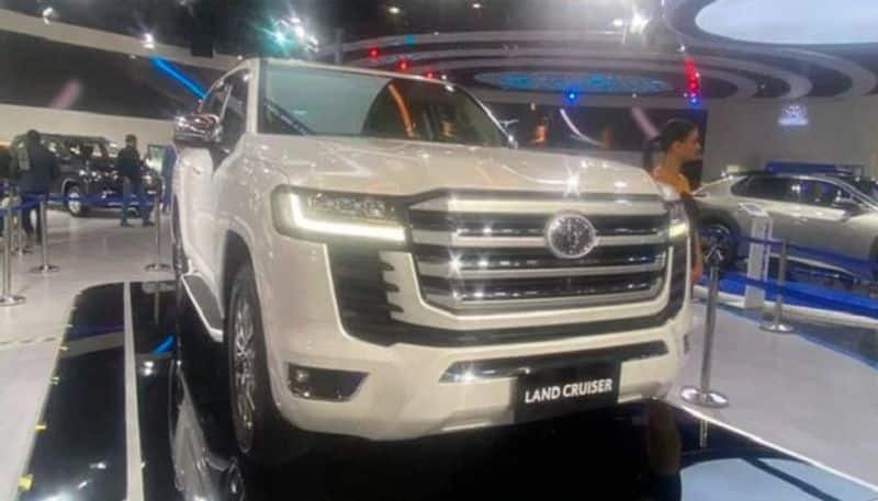 Toyota showcased Land Cruiser 300 at Auto Expo 2023, know its features and price