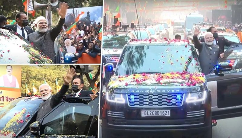 Delhi roadshow PM welcomed with Modi Modi chants showered with flowers watch gcw