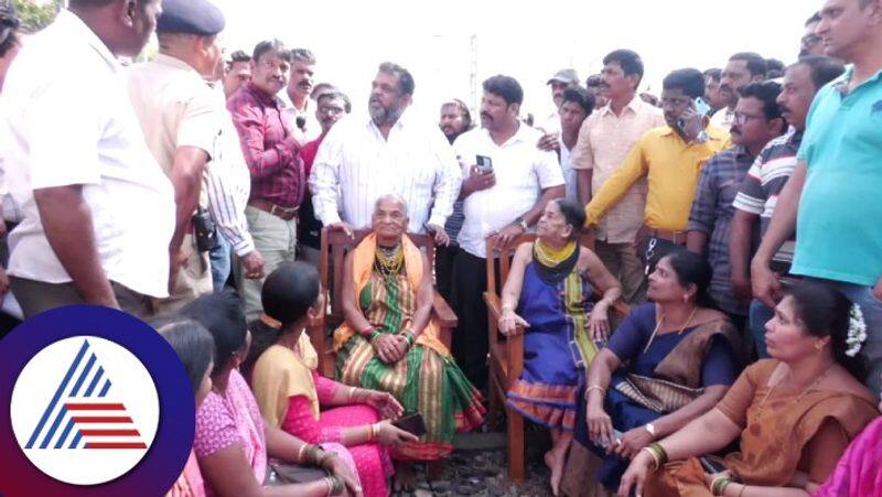 Mangalore Madgaon train blocked and protested Over Lack of service gvd