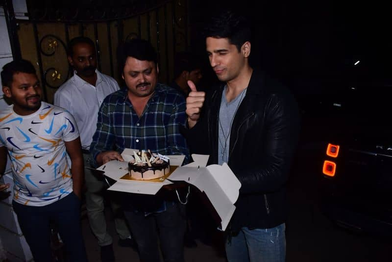 Video and Photos Siddharth Malhotra celebrates his birthday by cutting cake with fans RBA