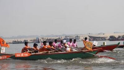 वाराणसी: रंग-बिरंगी नावों के साथ गंगा में उतरे नाविक, देखें रोमांच से भरी बोट फेस्टिवल की Photos