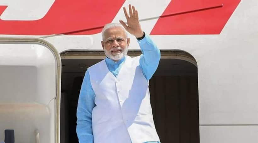मुंबई मेट्रो में पीएम मोदी ने किया सफर, युवाओं के साथ की बातचीत, एक सवाल तक तो हंसने लगे सभी...