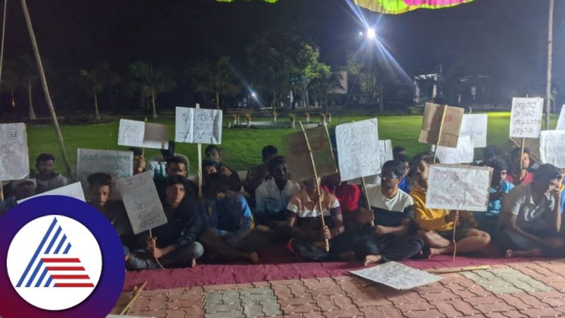 Protest by Raichur students demanding the establishment of a separate Directorate of Agricultural Technology gvd