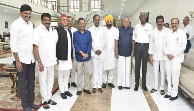 Pinarayi vijayan,  Arvind kejriwal And bhagwant mann join CM KCR for  Breakfast  in Pragathi Bhavan