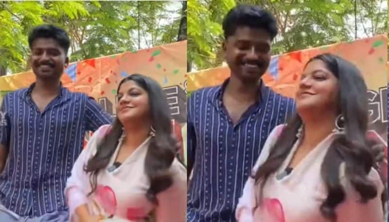 Student misbehaves with Soorarai Pottru actress Aparna Balamurali at Kerala college video viral sgk