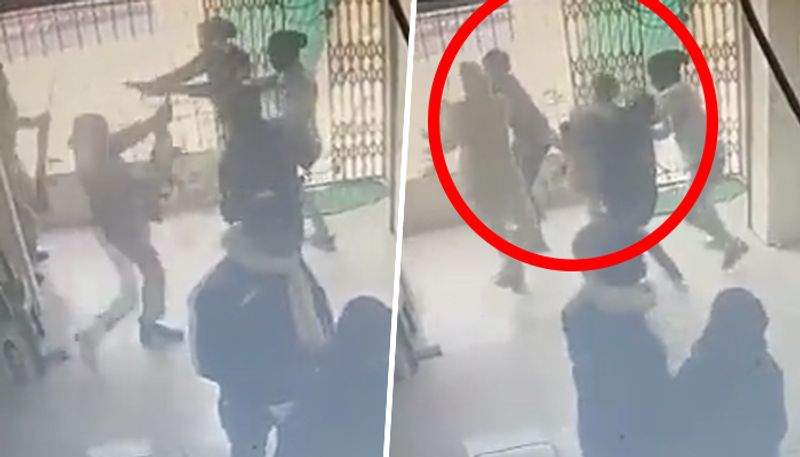 Two fearless women cops fight off armed bank robbers in Bihar; watch viral video - gps