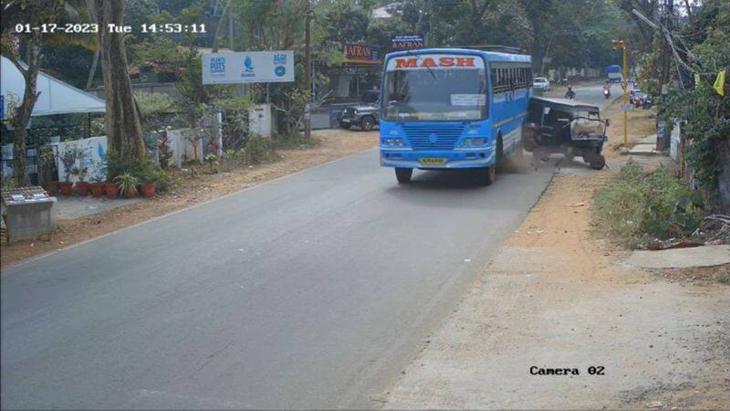 brake failure auto hit bus in kerala