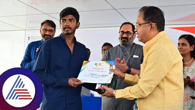 Union Minister Rajeev Chandrasekhar Distributes Letter For Candidates Who Appointed In Rojgar Mela gow