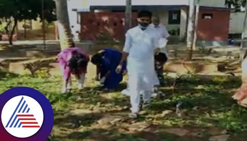 Avadhuta Vinay Guruji Cleaned the Temple Mosque Road, Tunga River Bank in Chikkamagaluru grg