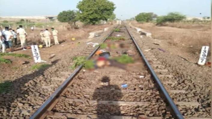 ट्रेन की चपेट में आने से तीन दोस्तों की मौत हो गई