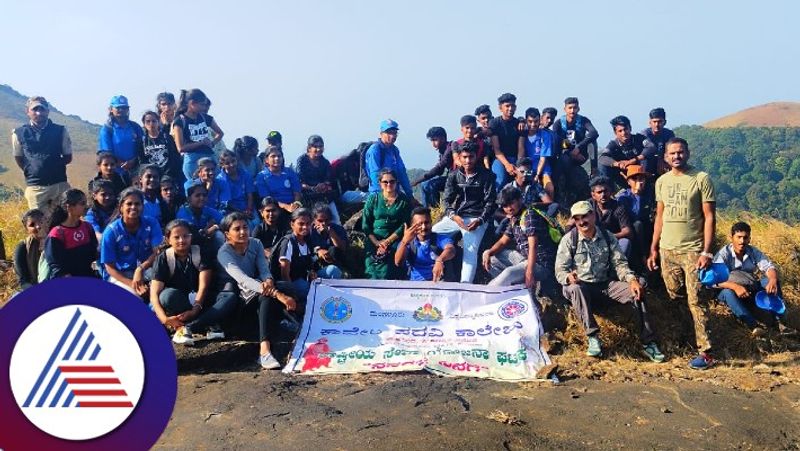 Students who climbed Nari Male Hill and studied environment gvd