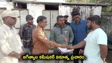 గులాబీలతో ఇంటింటికి వెళ్లి... జగిత్యాల మున్సిపల్ కమీషనర్ వినూత్న కార్యక్రమం