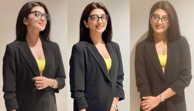 Actress Pranitha Subhash Latest photoshoot in black outfit!