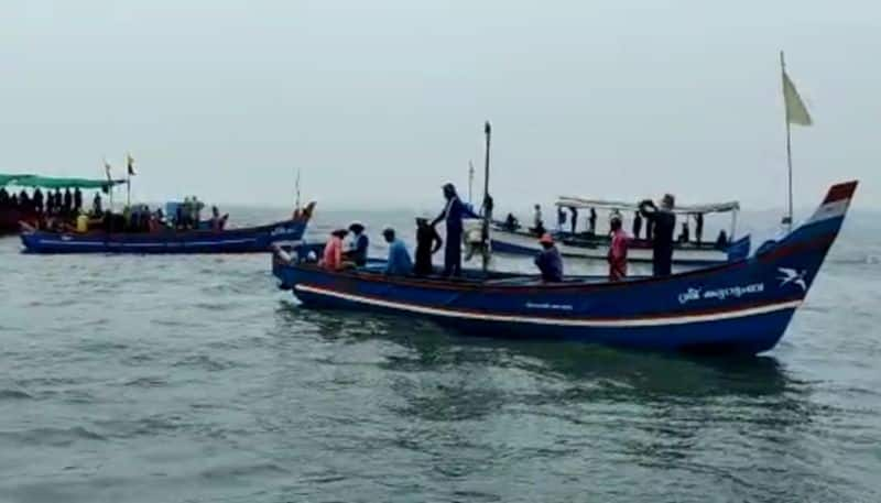 heavy rain in kanyakumari district more than thousand boats stopped in sea shore area