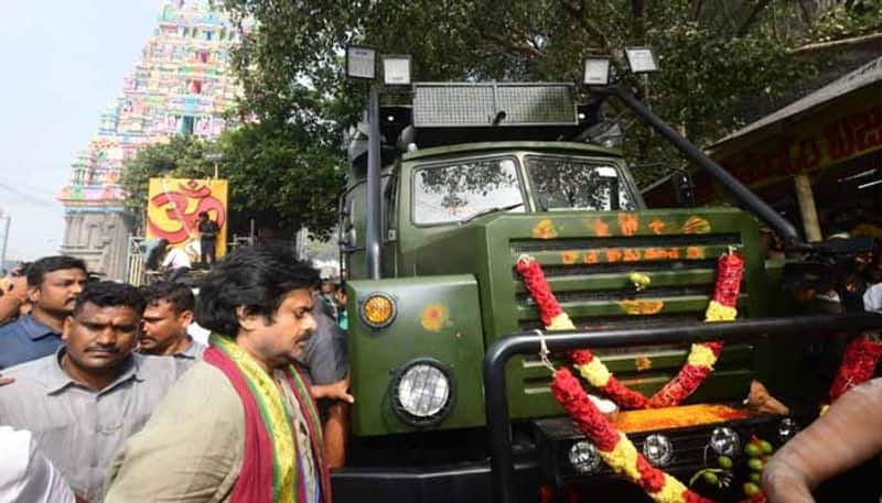 Pawan Kalyan offers Special prayers in Vijayawada kanaka durga temple