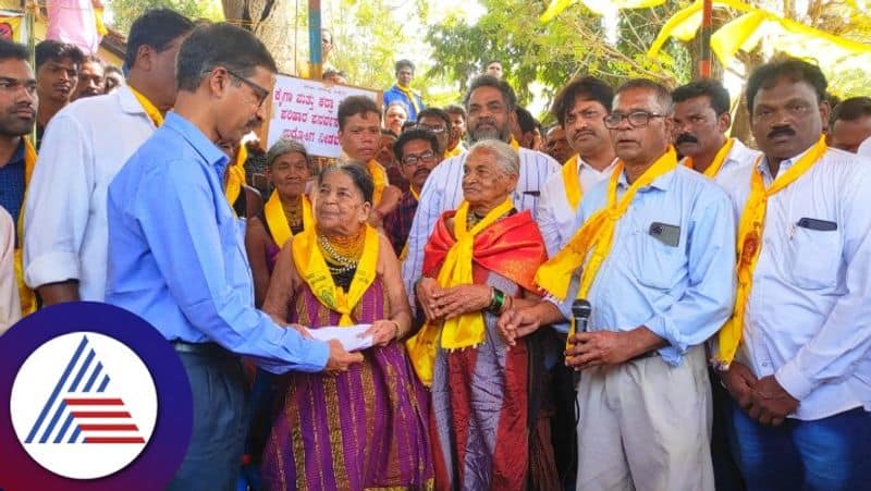 Hallakki Community Protested Infront Of DC Office At Uttara Kannada gvd