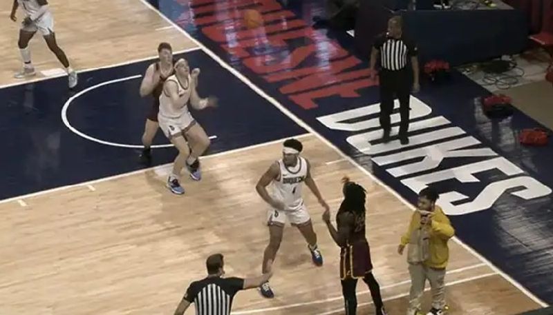 food delivery agent enters in to live basketball match