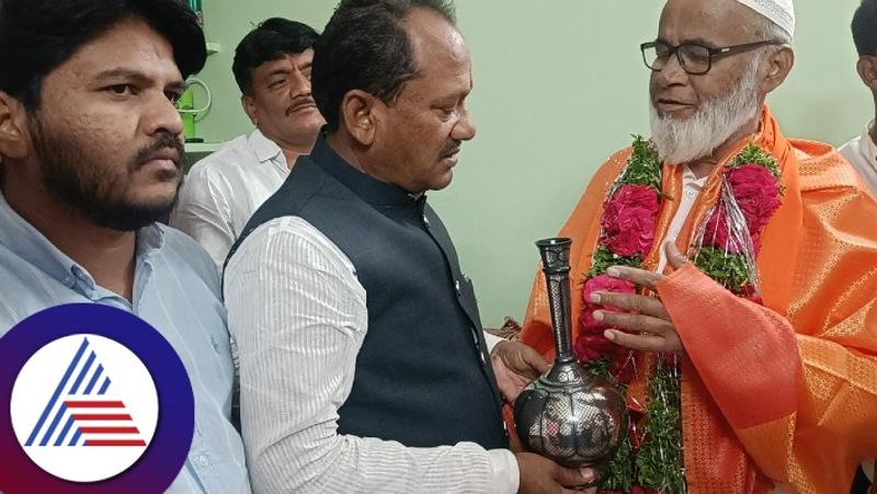 Minister Prabhu chauhan visit padmashree award winner Shah Rashid Ahmed Quadri residency in bidar gow