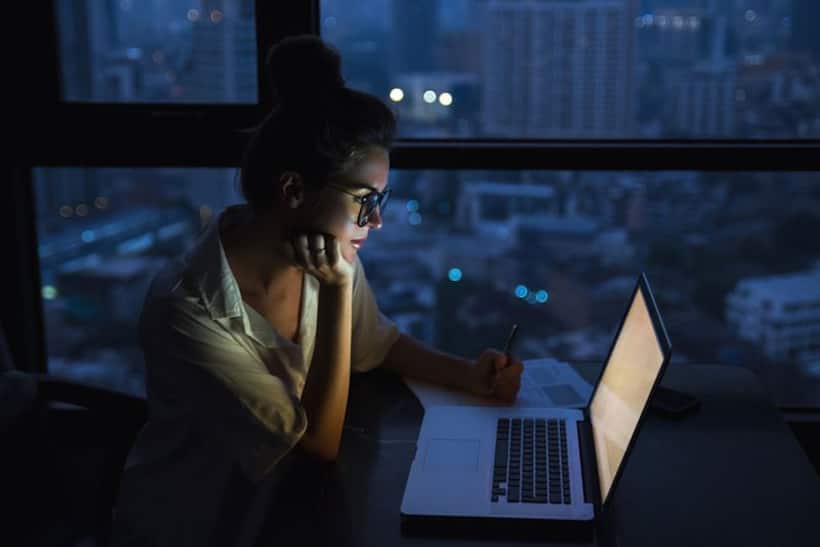 Don’t let screens age you: 5 tips to protect your skin from blue light damage