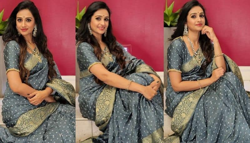 Senior Actress Laya Latest photoshoot in beautiful saree wear